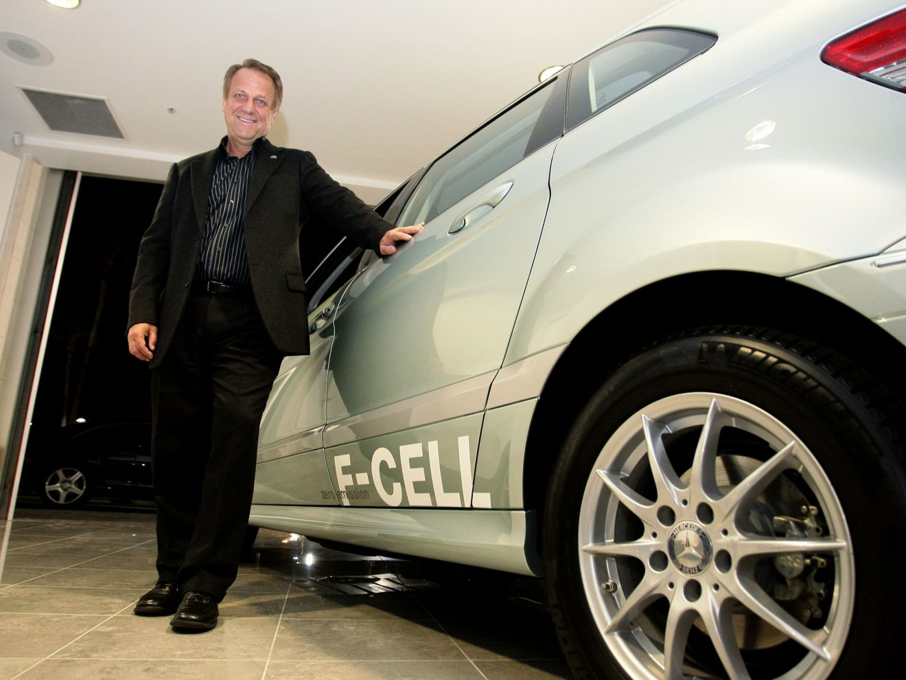 Mercedes-Benz USA Delivers First Customer Zero-Emission F-CELL Vehicle